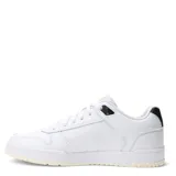 Championes urbanos Puma modelo RBD Game Low, color blanco con detalles en negro. Presentan un diseño inspirado en el básquetbol con exterior de material sintético, cierre de cordones y suela de goma con efecto envejecido.