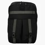 Mochila urbana Merrell modelo Gundahoo Urban Back, confeccionada en lona de poliéster color negro. Presenta un diseño funcional con correas de ajuste grises en el frente con hebillas de liberación rápida, compartimento principal con cierre de doble cursor y logo de la marca en la parte superior.