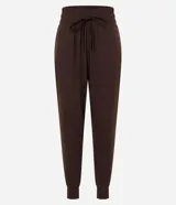 Pantalón jogger deportivo Get Over de color marrón, con cintura elástica ajustable con cordón, bolsillos laterales y puños elásticos en los tobillos.