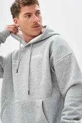 Buzo canguro gris melange con capucha, cordones ajustables y bolsillo tipo canguro. Estampado frontal con el logo "brokers" y la frase "Good Time Makers".