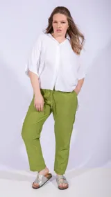 Pantalón naranja con cintura elastizada y cordón ajustable.