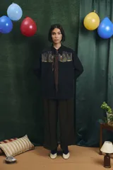 Camisa negra de manga larga con canesú frontal estampado con motivos artísticos de bodegón. Incluye una corbata fina integrada del mismo tono.