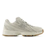 Championes New Balance modelo 740, de diseño aerodinámico inspirado en el running de los años 2000. Presenta una parte superior de malla técnica en tono beige claro con superposiciones sintéticas, logotipo N lateral con estampado animal print y suela de goma color caramelo con tecnología de amortiguación ABZORB.