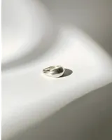 Anillo de plata 950 con diseño bombé y silueta sutilmente irregular.