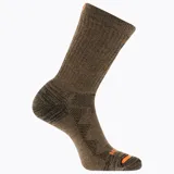 Medias de caña alta color marrón oscuro, de diseño técnico con detalles en naranja en la puntera y el talón.