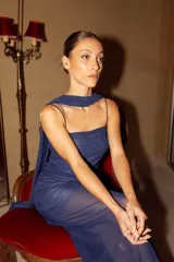 Vestido negro de microtul elastizado, corte mini con escote recto, frunces y forro corto.