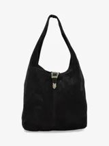 Cartera tipo hobo de cuero negro con acabado gamuzado, diseño amplio y flexible. Cuenta con una única asa para llevar al hombro y un cierre frontal decorativo con hebilla metálica de estilo western.