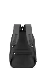 Mochila de color gris oscuro, con múltiples compartimentos con cierre, incluyendo un bolsillo frontal horizontal y bolsillos laterales de malla. Posee correas acolchadas y detalles reflectantes verticales en los bordes frontales.