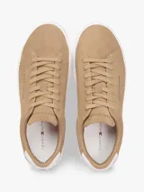Zapatillas court de gamuza color khaki, con cordones del mismo tono, suela blanca y detalle de talón en contraste.