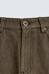 Pantalón de corte recto confeccionado en denim de algodón rígido con efecto lavado. Presenta tiro medio, cierre frontal con cremallera y botón, y diseño clásico de cinco bolsillos.