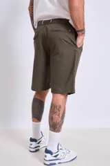 Bermuda color verde militar con cintura ajustable con cordón.