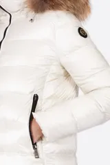 Campera de plumas color blanco con capucha desmontable y cierre frontal con cremallera.