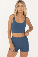 Top deportivo azul de sujeción media, con tiras anchas y forrería suave con abertura para colocar tazas.