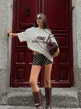Short ajustado de tiro bajo con estampado de lunares blancos sobre fondo negro, confeccionado en licra.
