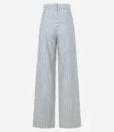 Pantalón wide leg de sarga con rayas verticales en blanco y negro, cintura alta con cinturón fino y trabillas.