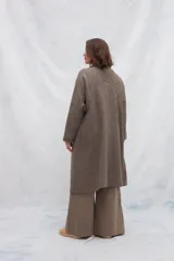 Tapado largo marrón con cuello solapa, confeccionado en lana fina sin teñir con diseño texturado.