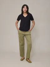 Pantalón cargo color beige de denim, con corte recto y bolsillos laterales con solapa.