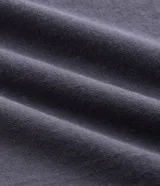 Remera básica de hombre con cuello redondo y manga corta, confeccionada en algodón con textura acanalada y corte comfort.