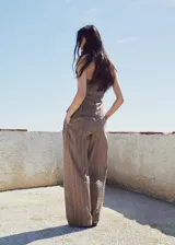 Pantalón de tiro alto, confeccionado en mezcla de algodón, poliamida y lyocell, de diseño recto y largo, con estampa de rayas sutiles, bolsillos laterales y traseros, y trabillas para cinturón.