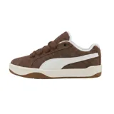 Championes Puma modelo Park Lifestyle Easy, de diseño urbano en color negro con detalles en blanco. Confeccionados en gamuza con la icónica franja lateral de la marca y suela de goma resistente.