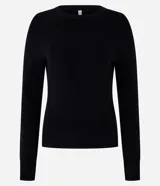 Suéter regular confeccionado en punto leve y con sisa raglán.