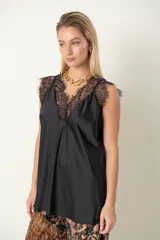 Blusa italiana de satén de seda, color beige, con escote en V y detalles de encaje en el pecho y los hombros, de corte holgado y sin mangas.