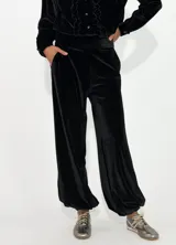 Pantalon de terciopelo negro de corte holgado y tiro alto, con bolsillos laterales.