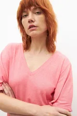 Remera fucsia de canalé con escote en V y mangas cortas con volados.