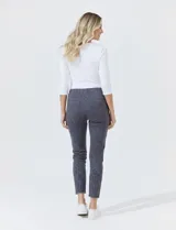 Pantalón jogger de algodón estampado, marca Royalty Collection. Tiene pretina elastizada con lazo de ajuste, bolsillos inclinados en la parte delantera, bolsillos aplicados en la parte trasera y ruedo desflecado.