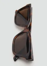 Gafas de sol con marco de diseño cuadrado en estampado carey y cristales oscuros.