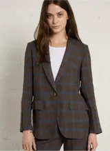 Chaquetón de lino con diseño a cuadros en tonos marrón y azul, cuello de solapas, cierre frontal con un botón y bolsillos con solapa.