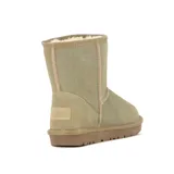 Pantubota de caña alta confeccionada en cuero gamuzado color kaki, resistente al agua, con costuras expuestas y suela de goma ranurada.