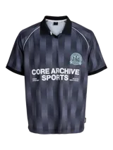 Camiseta tipo polo de manga corta con diseño de rayas verticales en tonos gris y negro. Presenta cuello polo negro, escudo deportivo en el pecho y estampa frontal con texto en color blanco. Confeccionada en tejido técnico de poliéster con corte holgado.
