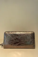 Billetera con cierre, color rojo charol, con logo metálico en el frente.