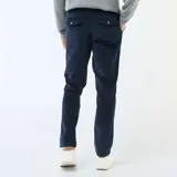 Pantalón chino de corte estándar confeccionado en pana, con cierre de botón y cremallera, bolsillos laterales y bolsillos traseros.