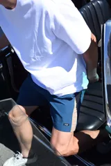 Short de baño azul marino liso con logo de la marca en la pierna izquierda.