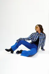 Pantalón de corte semi oxford en color azul francia, confeccionado en gabardina de algodón. Presenta un diseño con aberturas en la parte inferior de las piernas que aportan movimiento y un estilo distintivo.