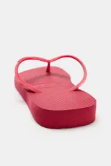 Sandalias planas Havaianas x Zara de diseño clásico tipo ojota, color marrón, con tiras texturizadas y suela de goma con relieve.
