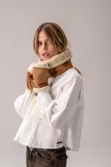Guantes sin dedos marrones de cuero texturizado, con detalles de piel sintética en los bordes superior e inferior, y cierre con botones a presión metálicos.