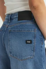 Pantalón de jean azul de corte amplio y holgado, especialmente en la zona de muslos y piernas.