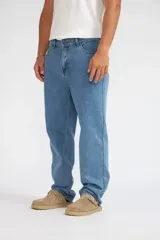 Pantalón jeans Quiksilver modelo Arno de corte recto y tiro medio, en tono azul medio con efecto desgastado. Cuenta con presillas para cinturón y bolsillos clásicos.