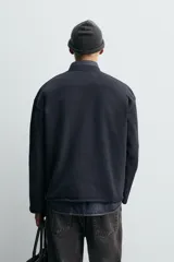 Sudadera de corte relajado confeccionada en algodón compacto con interior de rizo. Presenta cuello redondo acabado en rib, manga larga y bordes irregulares enrollados.