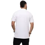 Remera polo blanca de hombre, con logo de CAT en el pecho izquierdo, cuello y mangas de punta plana, bordado de triángulo amarillo en la manga y dobladillo dividido. Ajuste regular.