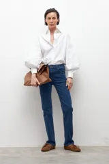 Pantalón de jean de tiro medio, corte recto y color azul oscuro.