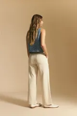 Pantalón negro de corte recto y tiro alto, con caída limpia y estructura en algodón con elastano.