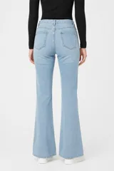 Pantalon de jean negro con corte flare y tiro alto.