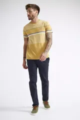 Pantalón chino de gabardina con corte skinny, bolsillos laterales y traseros, y cierre frontal con botón y cremallera.