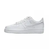 Championes Nike Air Force 1 07, color negro, con diseño clásico de caña baja, confeccionados en cuero sintético con perforaciones en la puntera para mayor ventilación y suela de goma resistente.