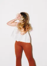 Pantalón elastizado color ladrillo con elástico en la cintura y volados en el ruedo.