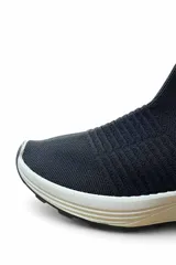 Bota deportiva Paddock Knicks tipo botineta tejida estilo media, color negro con suela blanca estructurada.